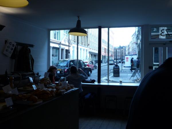 Fernandez Wells Café pohled do ulice